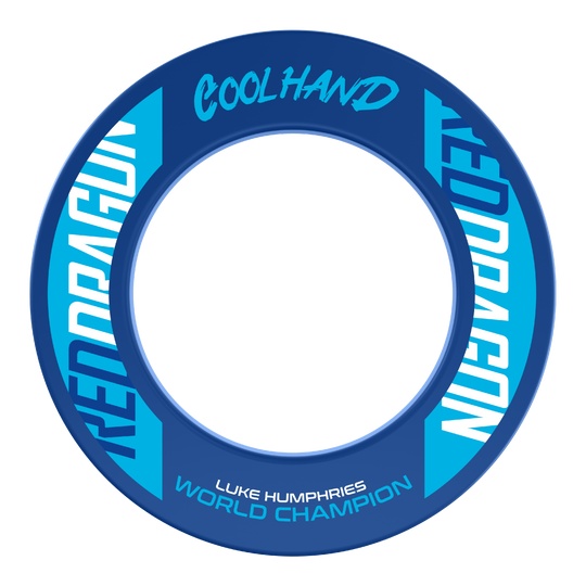 Tablero de dardos campeón del mundo Luke Humphries de Red Dragon Das Bild zeigt den "Red Dragon Luke Humphries World Champion Dartboard Surround" in Blau mit weißen und hellblauen Schriftzügen. Auf dem Produkt stehen die Wörter "Coolhand", "Red Dragon" und "Luke Humphries World Champion".