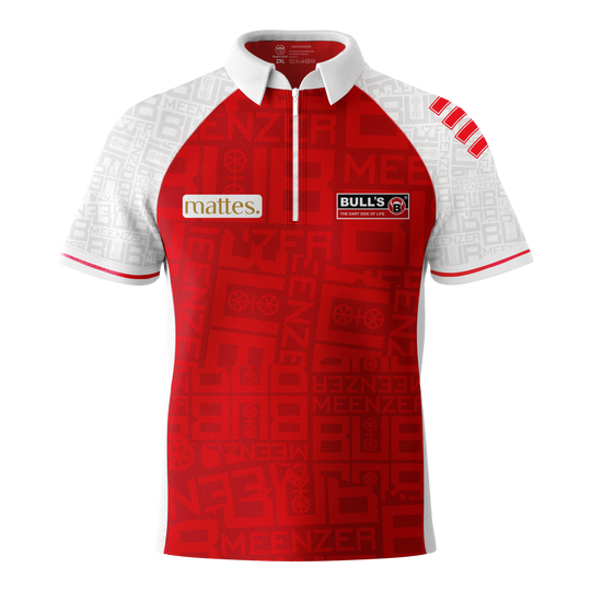 Camiseta de dardos Bulls Niko Springer Meenzer Bub Das Bild zeigt das Bulls Niko Springer Meenzer Bub Dartshirt. Das Shirt ist rot-weiß mit verschiedenen Logos auf der Vorderseite.