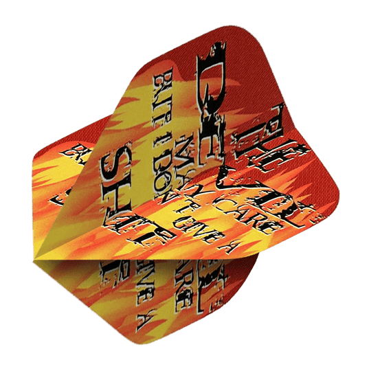 Vuelos de pentatlón El diablo puede cuidar Das Bild zeigt ein Dart-Flight namens "Pentathlon The Devil May Care No2 Standard Flights". Das Design ist in Rot und Gelb gehalten und zeigt auffällige Schriftzüge sowie Flammenmotive.