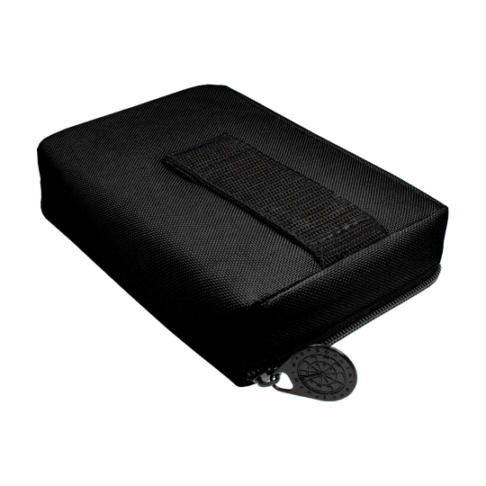 McDart Tasche mit 6 Softdarts und Zubehör Auf dem Bild ist eine schwarze McDart-Tasche zu sehen. Sie ist mit einem Reißverschluss ausgestattet und dient zum Transport von 6 Softdarts und Zubehör.