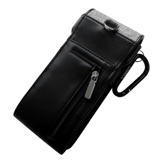 Estuche para dardos de hilo Cameo Das Bild zeigt ein elegantes schwarzes Etui mit einem Reißverschlussfach. Es hat einen silbernen Clip und eignet sich ideal zum Aufbewahren von Dartzubehör.