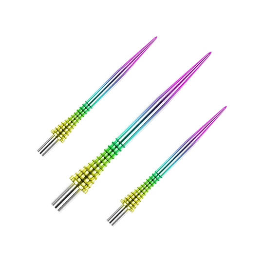 Puntas de dardos de acero arcoíris con agarre Raptor de Red Dragon de 30 mm Das Bild zeigt drei bunte Steeldartspitzen mit einem Regenbogen-Farbverlauf. Die Spitzen haben einen strukturierten, gelb-grünen Griffbereich und gehören zum Produkt "Red Dragon Raptor Gripped Rainbow Steeldartspitzen 38mm".