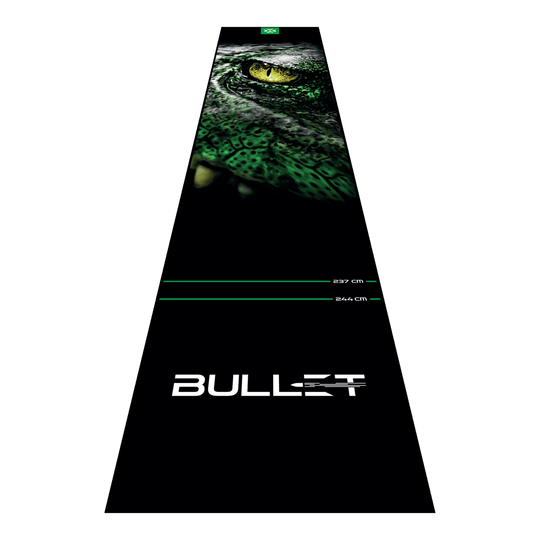 Tapete para dardos Bullet Gator Die Bullet Gator Dartmatte ist auf dem Bild zu sehen. Sie schützt den Boden und markiert die Abwurflinie beim Dartspiel.