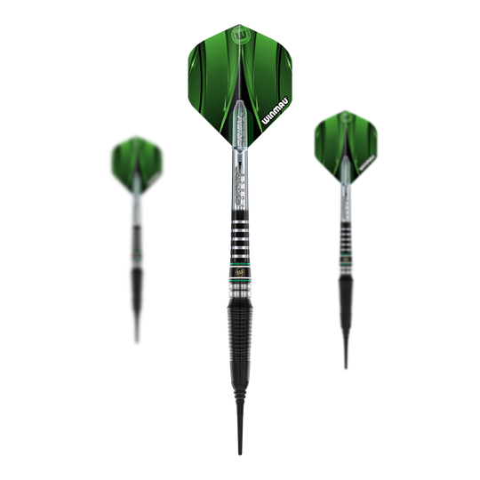 Dardos blandos Winmau Sniper Black 2025 - 20 g Das Bild zeigt drei Winmau Sniper Black 2025 Softdarts mit einem Gewicht von 20g. Die Darts haben grüne Flights und ein schwarzes, silbernes Barrel-Design.