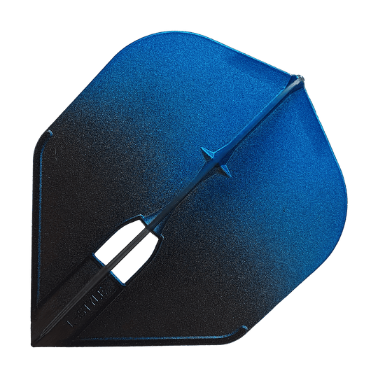 LSF563_L-Style_TwoTone_L3EZ_Flights_Blau_1 Das Bild zeigt ein Dartflight, das in Blau und Schwarz gehalten ist. Das Material wirkt robust und die Oberfläche hat einen leicht schimmernden Effekt.