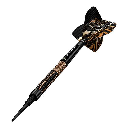 Dardos blandos Mission Horus - 19 g Das Bild zeigt einen Mission Horus Softdart mit einem Gewicht von 19 Gramm. Der Dart hat ein auffälliges schwarzes und goldenes Design.