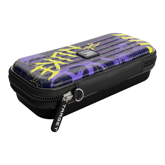 Estuche para dardos Target Takoma Luke Littler Das Bild zeigt das "Target Takoma Luke Littler Dartcase" mit einem auffälligen Design in Lila, Gelb und Schwarz. Das Etui hat einen Reißverschluss und das Target-Logo ist gut sichtbar.