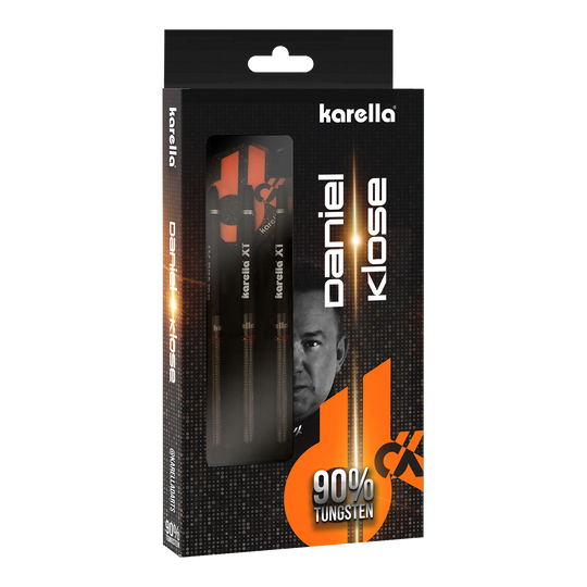 Karella Daniel Klose dardos suaves Auf dem Bild ist die Verpackung der „Karella Daniel Klose Softdarts“ zu sehen. Die Darts bestehen zu 90 % aus Tungsten und werden in einer schwarzen, auffällig gestalteten Box präsentiert.