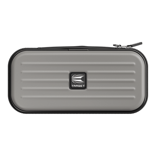 Target Takoma Dartwallet Das Bild zeigt ein graues Etui mit Reißverschluss und einem "TARGET" Logo in der Mitte. Die Oberfläche des Etuis hat horizontale Linien zur Verzierung.