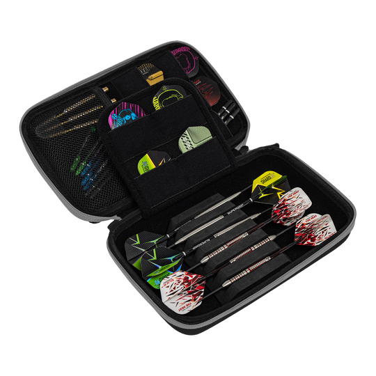 Cartera para dardos Harrows Smart Case XL Das Bild zeigt ein geöffnetes Dart-Etui mit mehreren Darts und Zubehörteilen ordentlich verstaut. Die Aufbewahrungstasche ist schwarz und bietet verschiedene Fächer für Flights und Ersatzteile.