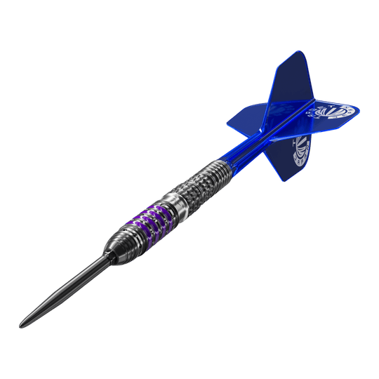 Dardos de acero Target Japan Prime Series Sirius GEN4 Swiss Point Das Bild zeigt einen Target Japan Prime Series Sirius GEN4 Swiss Point Steeldart. Der Dart hat ein metallisches Barrel mit lila Akzenten und blaue Flights.