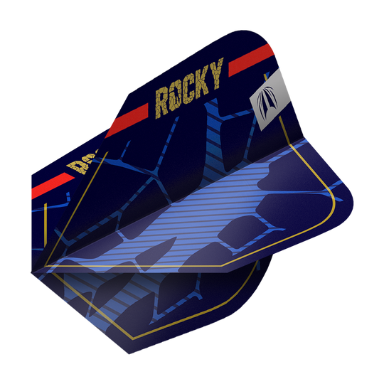 Vuelos Target Pro Ultra Josh Rock GEN1 Ten-X - 3 juegos Das Bild zeigt ein Set von blauen Dart-Flights mit dem Aufdruck "ROCKY" in goldener Schrift. Die Flights haben ein modernes Design mit blauen Linien und einem roten Streifen am oberen Rand.