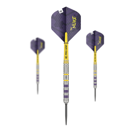 Dardos de acero Target Luke Littler Loadout Swiss Point Das Bild zeigt die Target Luke Littler Loadout Swiss Point Steeldarts. Die Darts sind silberfarben mit gelben und violetten Akzenten und haben violette Flights mit der Aufschrift "The Nuke".
