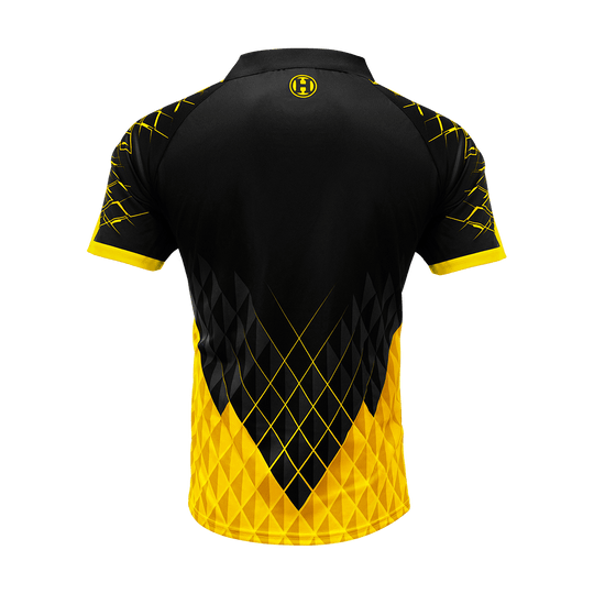 HRS-26517_Harrows_Paragon_Dartshirt_Gelb_2 Das Bild zeigt das Harrows Paragon Dartshirt in Gelb von hinten. Das Shirt hat ein auffälliges schwarz-gelbes Muster mit geometrischen Formen.