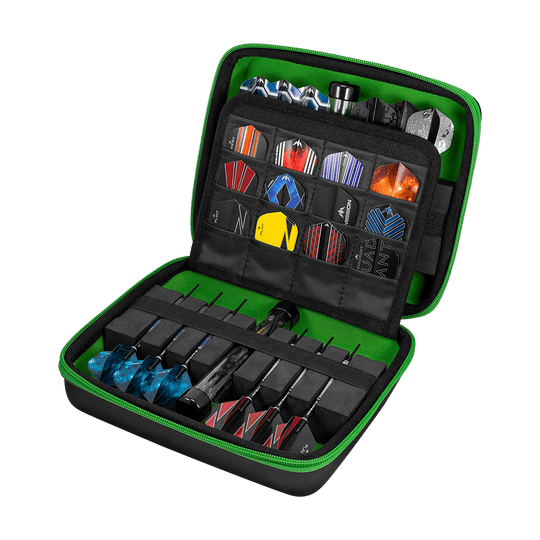 Cartera Mission Luxor Dart In diesem Bild sieht man ein aufklappbares Dart-Set in einer schwarzen Hülle mit grünem Innenfutter. Verschiedene Dartpfeile und Flights sind ordentlich in Fächern und Halterungen angeordnet.