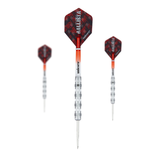 Dardos de acero Unicorn Ballista Style 1 Das Bild zeigt drei Steeldarts des Modells "Unicorn Ballista Style 1". Die Darts haben silberne Spitzen und Schäfte mit rot-schwarzen Flights, auf denen "Ballista" steht.