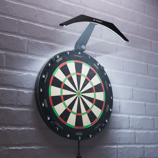 Iluminación para diana Target ARC V2 Das Bild zeigt eine Dartboard-Beleuchtung namens "Target ARC V2", die über einem Dartboard an der Wand montiert ist. Das Licht leuchtet das Dartboard gleichmäßig aus und sorgt für eine klare Sicht auf die Felder.