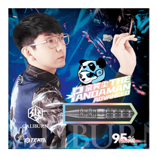 Dardos de acero Caliburn Player The Pandaman Advanced - 23 g Das Bild zeigt die Steeldarts "Caliburn Player The Pandaman Advanced" mit einem Gewicht von 23g. Im Vordergrund ist ein Spieler mit Dartpfeil sowie das Produktdesign und ein Panda-Logo zu sehen.