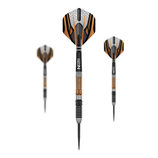 Dardos de acero Red Dragon Panterra Das Bild zeigt drei Red Dragon Panterra Steeldarts mit auffälligem Design in Schwarz, Silber und Gold. Die Darts haben eine spitze Metallspitze und strukturierte Griffringe am Schaft.