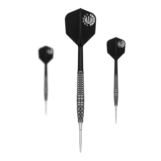 Dardos de acero Target Japan Paul Lim The Legend GEN8 Swiss Point de 24 g Das Bild zeigt drei Steeldarts des Produkts „Target Japan Paul Lim The Legend GEN8 Swiss Point – 24g“. Die Darts haben schwarze Flights und ein silbernes, strukturiertes Barrel-Design.