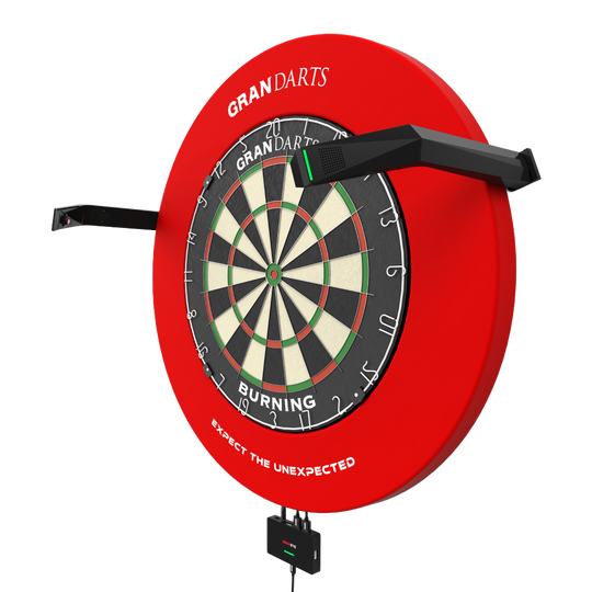 Sistema de puntuación automática de dardos de acero GranDarts Gran Eye GEN2 Das Bild zeigt das GranDarts GranEye Steeldart Auto-Scoring-System mit einer roten Umrandung um die Dartscheibe. Zwei schwarze Arme mit Sensoren ragen seitlich heraus, um die automatische Punktezählung zu ermöglichen.