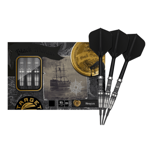 Dardos blandos Target Japan Black Marque Heracles - 18 g Das Bild zeigt das Produkt "Target Japan Black Marque Heracles Softdarts - 18g" mit drei schwarzen Softdarts. Die Verpackung ist mit maritimen Motiven und goldenen Details gestaltet.