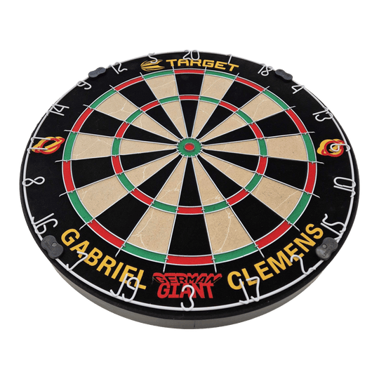 Juego de dardos de acero Target Gabriel Clemens Dies ist eine Steeldartboard-Set mit der Aufschrift „Gabriel Clemens“ und „German Giant“. Das Board ist von der Marke Target und hat die klassischen Farben und Markierungen eines Dartboards.