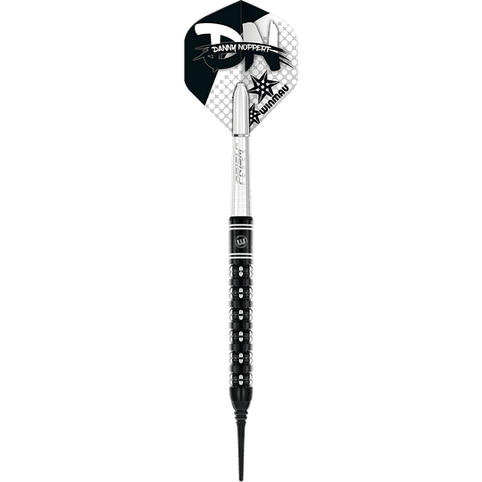 2459_Winmau_Danny_Noppert_Freeze_Edition_Softdarts_15EXObsiD75uNm Das Bild zeigt den Winmau Danny Noppert Freeze Edition Softdart mit einem Gewicht von 20g. Der Dartpfeil hat ein auffälliges schwarzes und silbernes Design mit dem Namen "Danny Noppert" auf dem Flight.