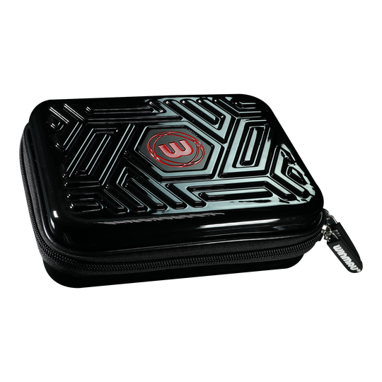 Cartera para dardos Winmau Armor G2 Das Bild zeigt ein schwarzes Dart-Etui mit einem geometrischen Muster auf dem Deckel. In der Mitte befindet sich ein rotes Logo und der Reißverschluss trägt den Schriftzug "Winmau".