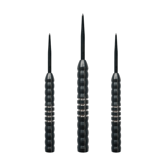 Barriles de dardos de acero McDart Midnight V1 Das Bild zeigt drei Steeldart-Barrels des Produkts „McDart Midnight V1 Steeldart Barrels“. Die Barrels sind schwarz mit silbernen Rillen und haben eine gerillte Oberfläche für besseren Halt.