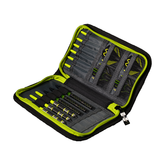 8330_Winmau_MvG_Sport_Edition_Wallet_2 Das Bild zeigt das Winmau MvG Sport Edition Wallet, ein aufklappbares Etui für Dartzubehör. Es enthält mehrere Fächer für Dartpfeile und Zubehör, alles ordentlich in Schwarz und Grün organisiert.