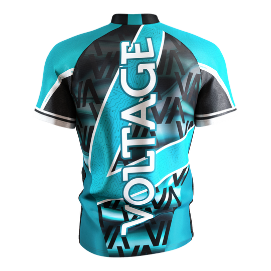 Camiseta de dardos Target Coolplay Rob Cross 2025 Das Bild zeigt das "Target Coolplay Rob Cross 2025 Dartshirt" in Türkis und Schwarz. Auf der Rückseite steht groß das Wort "VOLTAGE".