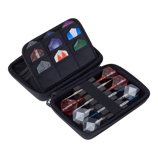 Estuche de dardos mediano Unicorn Ultra 3UP - Negro Das Bild zeigt ein geöffnetes Dartcase mit mehreren Dartpfeilen und Flights ordentlich einsortiert. Die Tasche ist schwarz und trägt den Namen "Unicorn Ultra 3UP Medium Dartcase".