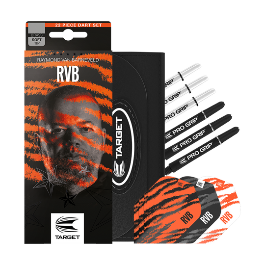 170015_Target_Raymond_Van_Barneveld_Brass_Softdarts_3 Das Bild zeigt das Produkt "Target Raymond Van Barneveld Brass Softdarts - 18g" mit Zubehör. Auf der Verpackung ist das Bild eines Mannes mit orangefarbenen Streifen und der Aufschrift "RVB" zu sehen.