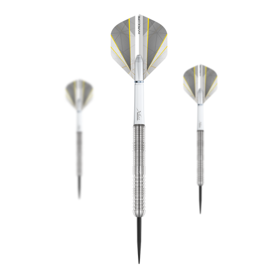 Red Dragon Seren 1 Dardos de acero puro Das Bild zeigt drei Steeldarts des Produkts "Red Dragon Seren 1 Pure Steeldarts". Die Darts haben silberne Spitzen und Schäfte mit grauen und gelben Akzenten an den Flights.