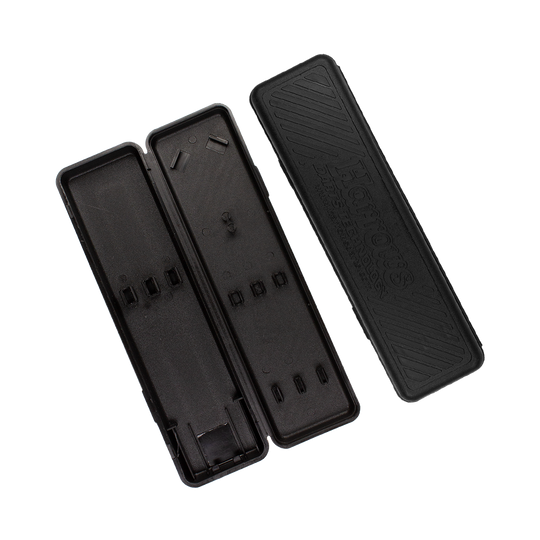 Harrows_PlastikboxC8LPf9iNCJapU Das Bild zeigt eine schwarze Kunststoffbox für Harrows Supergrip Ultra Softdarts. Die Box ist geöffnet und das Harrows-Logo ist auf dem Deckel zu erkennen.