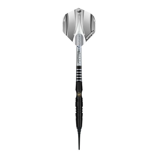 Dardos blandos Winmau Sniper Black - 20 g Das Bild zeigt einen Winmau Sniper Black Softdart mit einem Gewicht von 20 Gramm. Der Dart ist überwiegend schwarz mit silbernen Akzenten und besitzt eine schwarze Softspitze.