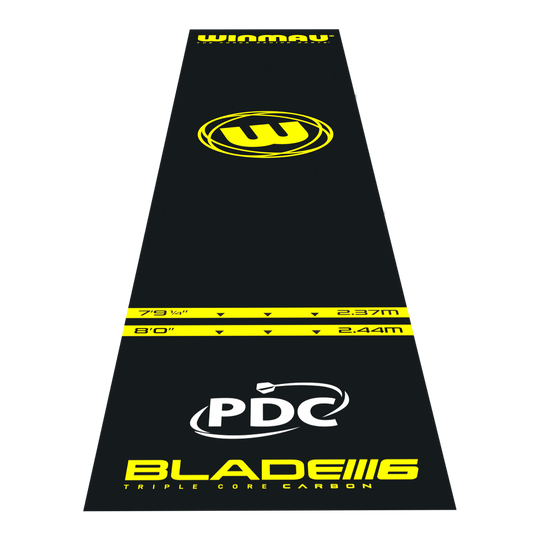 Tapete de dardos Winmau Pro-Zone Essential de PVC Das Bild zeigt die Winmau Pro-Zone Essential PVC Dartmatte in schwarzer Farbe mit gelben Markierungen. Auf der Matte sind verschiedene Entfernungsmarkierungen, das Winmau-Logo sowie die Aufschrift "BLADE 6" und "PDC" zu sehen.