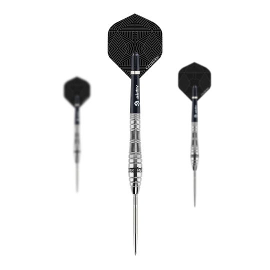 Dardos de acero Caliburn Wolfpack W2 - 22 g Das Bild zeigt drei Steeldarts des Produkts "Caliburn Wolfpack W2 Steeldarts - 22g". Die Darts haben silberne Spitzen und schwarze Flights mit geometrischem Muster.