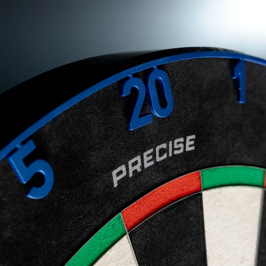 Das Precise 180 Endorphine Steeldartboard mit Nummernring - Arctic Blue ist hier dargestellt. Die Dartscheibe besticht durch ihre blaue Optik und hochwertige Verarbeitung.