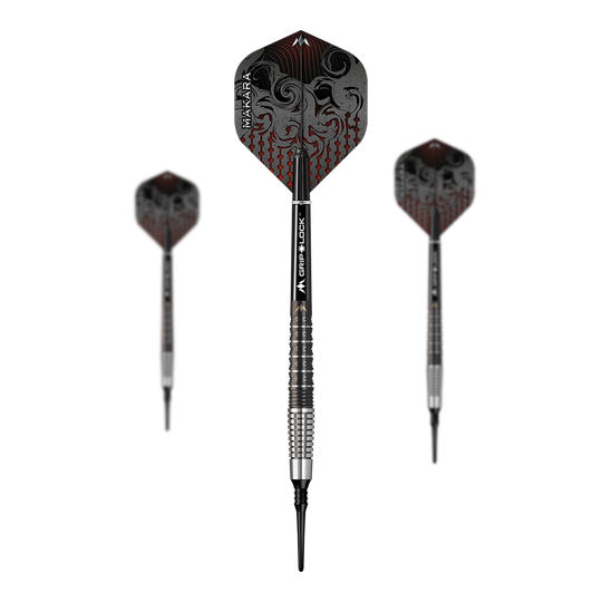 Dardos blandos Mission Makara M2 - 20 g Auf dem Bild sind drei Mission Makara M2 Softdarts mit einem Gewicht von 20g zu sehen. Die Darts haben schwarze Flights mit einem dekorativen Muster und silber-schwarze Griffe.