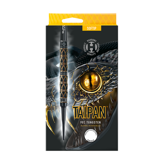 HA29129_Harrows_Taipan_Softdarts_3 Die Abbildung zeigt die Verpackung der Harrows Taipan Softdarts mit einem auffälligen Schlangendesign. Auf der Vorderseite sind ein Dartpfeil und das Taipan-Logo sowie Hinweise auf 90% Tungsten-Material zu sehen.