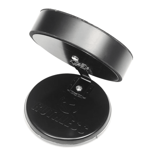 Juego de dardos de escritorio mini sin piedad Das Bild zeigt das Produkt "Ruthless Mini Desktop Dartboard Set" in geöffnetem Zustand. Es besteht aus zwei runden, schwarzen Teilen, die durch ein Scharnier verbunden sind.