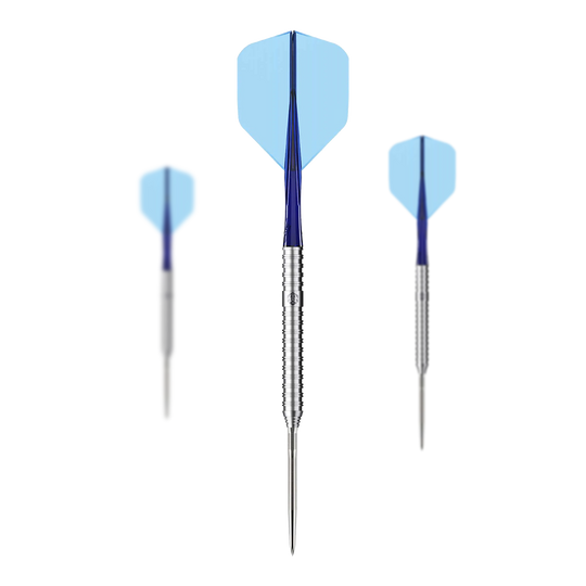 Dardos de acero Caliburn Forge F3 - 22 g Das Bild zeigt drei Caliburn Forge F3 Steeldarts mit einem Gewicht von 22g. Die Darts haben blaue Flights und silberne, gerillte Spitzen.