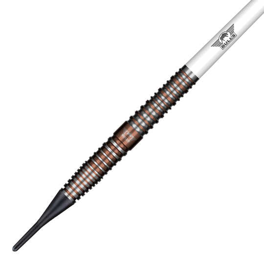 Dardos blandos Bulls NL Max Hopp E5 - 20 g Auf dem Bild sieht man die Bulls NL Max Hopp E5 Softdarts mit einem Gewicht von 20 Gramm. Diese Softdarts sind für Präzision und gutes Handling bekannt.
