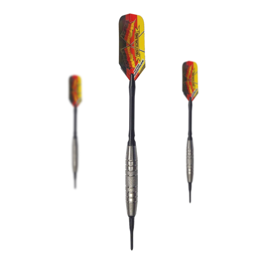 Dardos blandos McDart 85 Tungsten V6 - 16 g Das Bild zeigt drei Softdarts des Modells "McDart 85er Tungsten V6" mit einem Gewicht von 16g. Die Darts haben silberne Barrels und bunte Flights in Rot-Gelb-Schwarz.