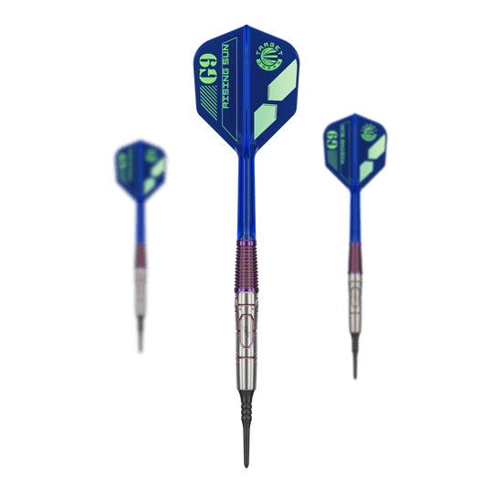 Das Bild zeigt drei Softdarts der Marke Target Japan Haruki Muramatsu Rising Sun GEN9 2BA mit einem Gewicht von 21,5g. Die Darts haben blaue Flights mit grünem Aufdruck und silberne Spitzen.