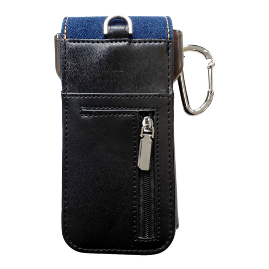 Estuche para dardos Cameo Acento Denim Das Bild zeigt ein elegantes Dart-Etui aus schwarzem Leder mit einem Reißverschlussfach. Am oberen Rand befindet sich ein Karabinerhaken und ein Einsatz aus dunkelblauem Denim-Stoff.