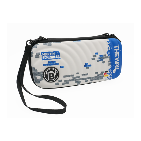 Estuche para dardos Bulls Orbis S Martin Schindler Das Bild zeigt das Produkt "Bulls Orbis S Martin Schindler Dartcase". Das Dartcase ist weiß mit einem Ziegelstein-Muster, einem blauen Bereich mit der Aufschrift "THE WALL" und besitzt einen schwarzen Trageriemen.