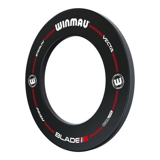 Das Bild zeigt das Produkt "Winmau Pro-Line Blade 6 Dartboard Surround". Es handelt sich um einen schwarzen Schutzring für eine Dartscheibe mit weißen und roten Aufdrucken.